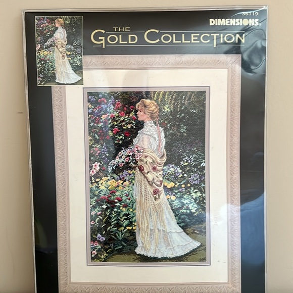 DIMENSIONS THE GOLD COLLECTION IN HER GARDEN - Picture 2 of 4